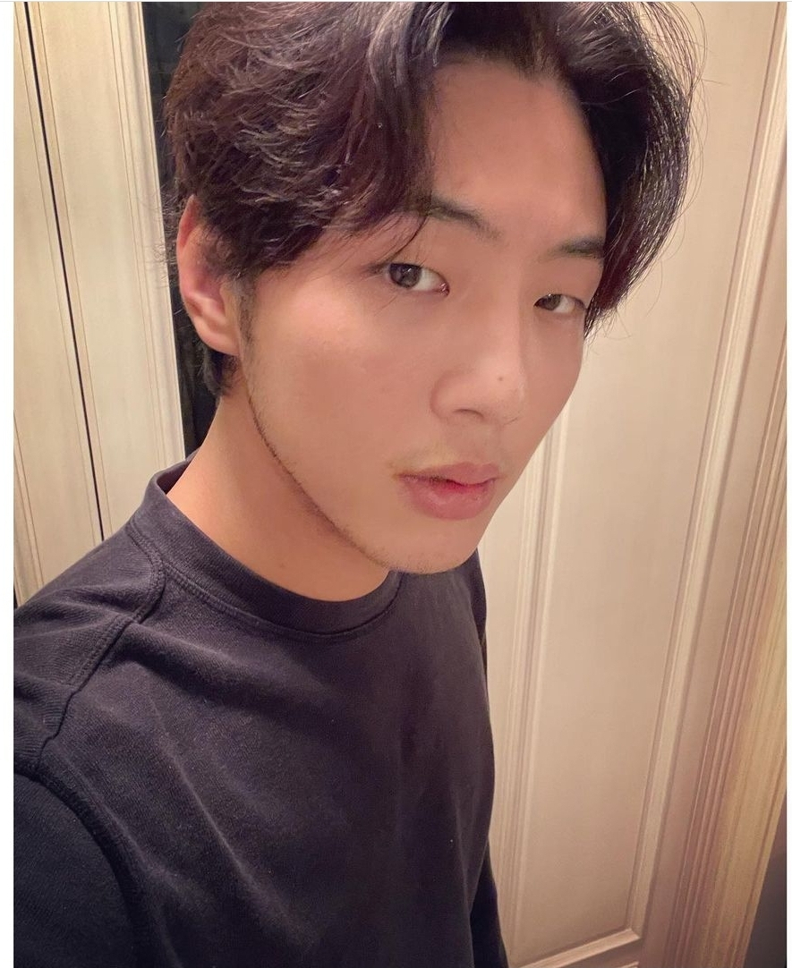 배우 지수가 최근 학창시절 학교폭력 가해 의혹을 받으며 논란의 중심에 섰다. [지수 인스타그램 캡처]
