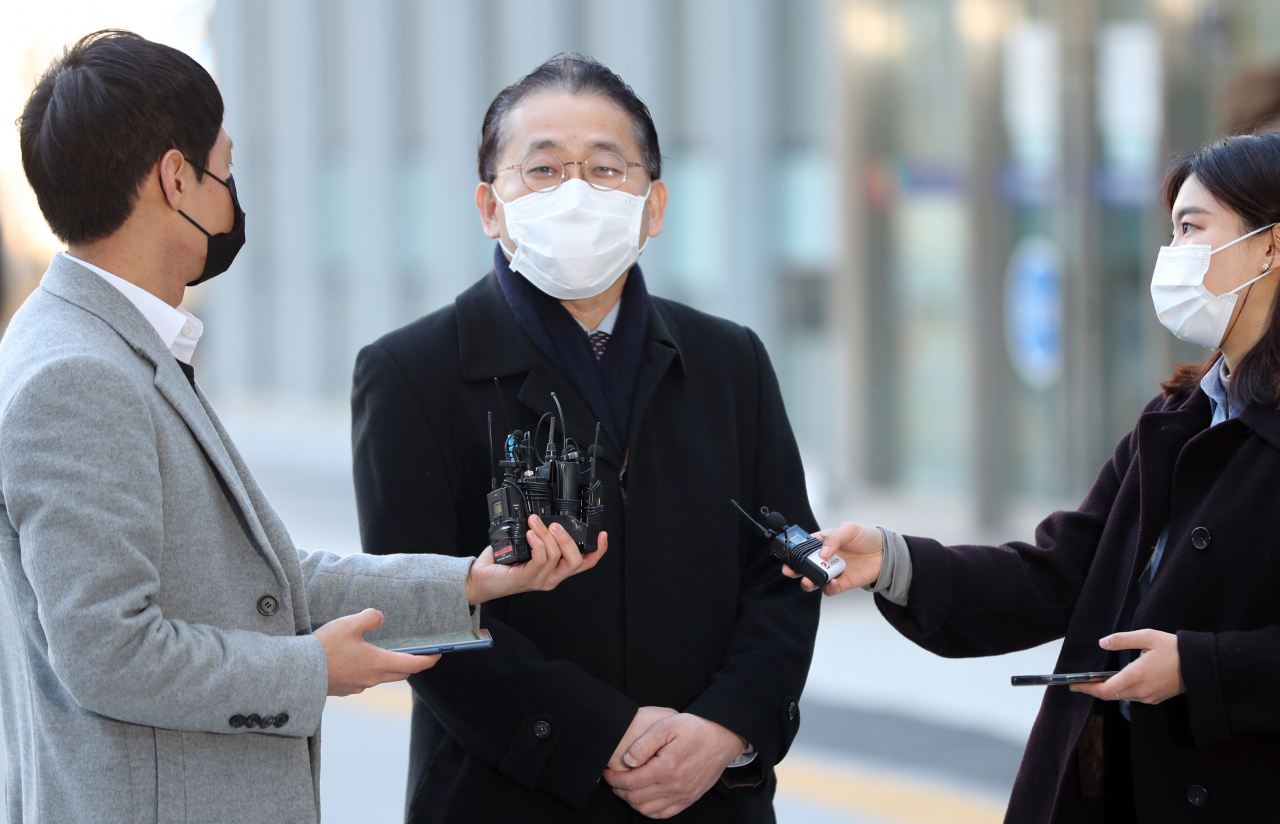 김학의 전 법무부 차관에 대해 ‘불법 출국금지 조처’를 한 의혹을 받는 차규근 법무부 출입국·외국인정책본부장이 5일 구속 전 피의자 심문(영장실질심사) 출석을 위해 수원지법 청사로 들어서기 전 취재진의 질문을 받고 있다. 차 본부장에 대한 구속 여부는 5일 늦은 오후 혹은 6일 새벽 결정될 것으로 전망된다. [연합]