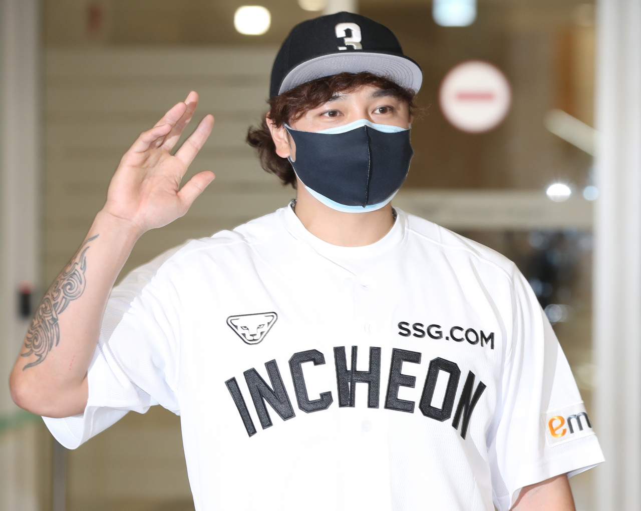 미국프로야구 메이저리그(MLB) 텍사스 레인저스 구단에서 활약하다 신세계이마트 야구단에 입단한 추신수가 지난달 25일 인천국제공항 제2터미널을 통해 귀국해 임시 팀 유니폼을 입은 뒤 취재진을 향해 포즈를 취하고 있다. [연합]