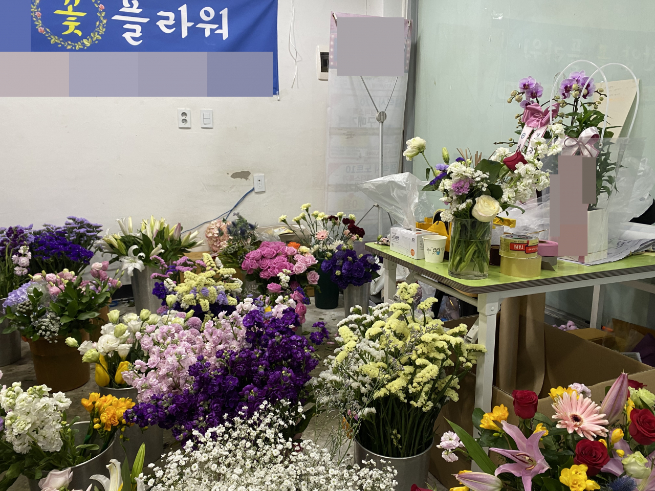 지난 1일 서울 한 사립대 내에 위치한 강희숙 씨의 꽃가게. 임시로 한 달만 운영하고 있어 꽃들이 바닥에 이리저리 놓여 있다.주소현 기자/addressh@heraldcorp.com