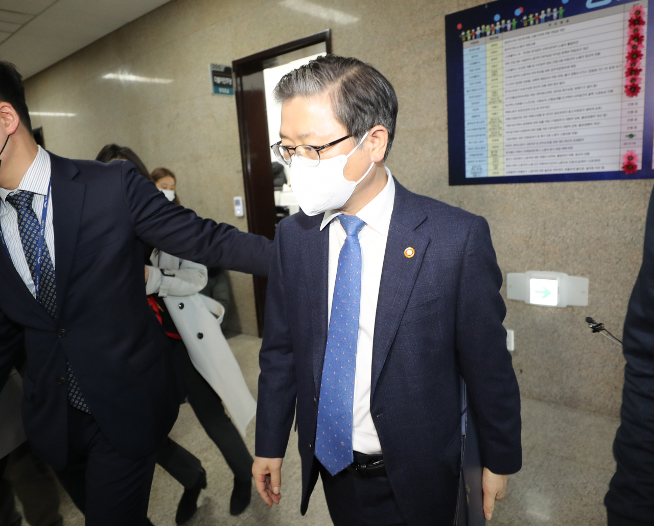 변창흠 국토교통부 장관이 한국토지주택공사(LH) 직원들의 광명·시흥 신도시 땅 투기 의혹과 관련 5일 서울 여의도 국회에서 더불어민주당 이낙연 대표, 진선미 국토교통위원회 위원장 등과 면담을 마친 뒤 회의실을 나서고 있다. [연합뉴스]