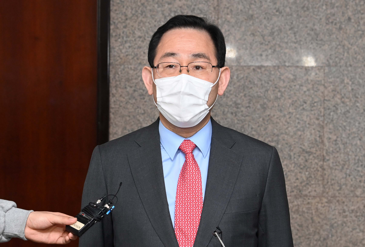 주호영 국민의힘 원내대표가 4일 국회에서 윤석열 검찰총장의 사퇴와 관련해 취재진의 질문에 답하고 있다. [연합]