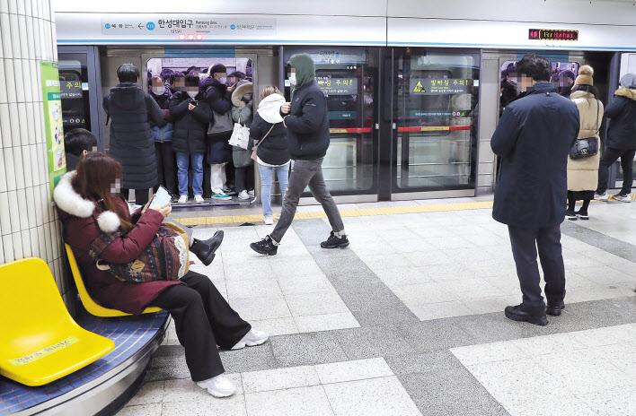 지난 1월 7일 지하철 4호선 한성대입구에서 길음 방향으로 가던 열차가 고장나 멈춰 서 있다. [헤럴드DB]