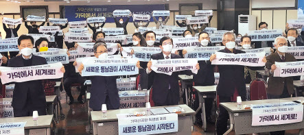 지난달 26일 오후 부산상공회의소 국제회의장에서 부산 상공인과 시민단체 대표 등이 가덕도신공항 건설 특별법안이 국회를 통과하는 장면을 보고 환호하고 있다. 해당 법안에는 예비타당성조사 면제 등 내용이 담겼다. 오는 17일에는 국회 기획재정위원회에서 예타 공청회가 열린다. 기획재정부가 담당하고 있는 예타 권한 자체를 분산시키는 것이 주요 논쟁지점이다.  [연합]
