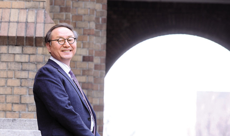 블랙리스트 해결과 코로나19로 생존의 위협에 빠진 한국문화예술계를 지킬 것. 한국문화예술위원회엔 벅찬 과제가 둘이나 있다. 미션 임파서블에 가깝다. 박종관 예술위 위원장은 “우리가 무너지면 한국 문화예술계가 무너진다. 아무도 가지 않은 눈 덮힌 길을 걸어가는 것이 쉬운 것은 아니다. 그러나 미래 희망적인 방법론을 만들어 제시해야 하는 것이 지금 기관의 과제다”고 말한다. 이상섭 기자