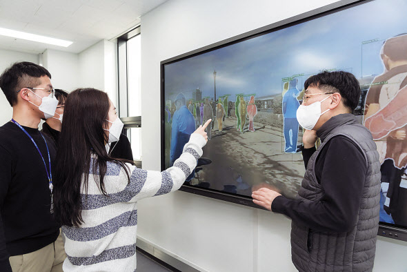 서울과학기술대 인공지능응용학과 학생들이 정보통신기술(ICT)을 활용한 응용기술 실습에 참여하고 있다. [KT 제공]