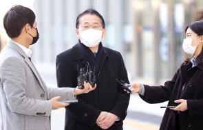 김학의 전 법무부 차관에 대해 ‘불법 출국금지 조처’를 한 의혹을 받는 차규근 법무부 출입국·외국인정책본부장이 5일 구속 전 피의자 심문(영장실질심사) 출석을 위해 수원지법 청사로 들어서기 전 취재진의 질문을 받고 있다. [연합]