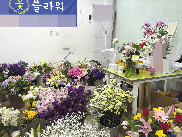 지난 1일 서울 한 사립대 내에 위치한 강희숙 씨의 꽃가게. 임시로 한 달만 운영하고 있어 꽃들이 바닥에 이리저리 놓여 있다.주소현 기자/addressh@heraldcorp.com