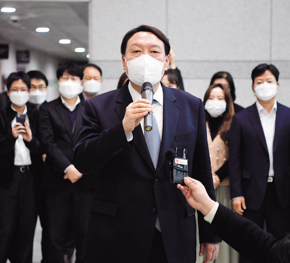 윤석열 검찰총장이 지난 4일 오후 서울 서초구 대검찰청에서 사퇴한 뒤 검찰 청사를 떠나며 인사말을 하고 있다. [연합]