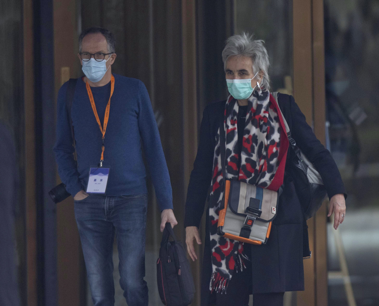지난 2월 중국 우한을 방문한 WHO 조사팀이 호텔을 나서고 있는 모습 [EPA]