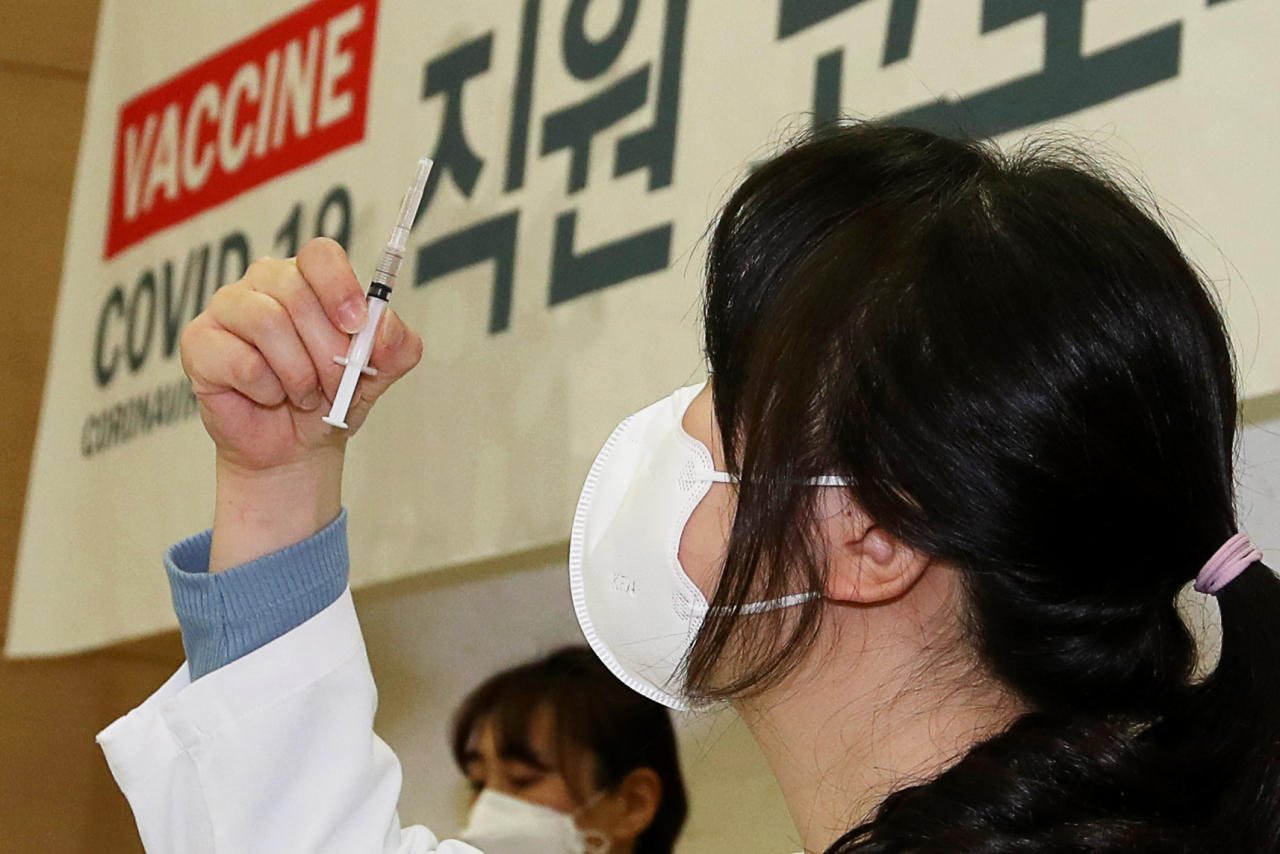 의료진 대상 코로나19 백신 자체 접종이 실시된 4일 오전 서울 종로구 서울대병원에서 의료진이 백신 접종 준비를 하고 있다. 이날 총 50여 명의 의료진이 백신을 접종했다. [연합]
