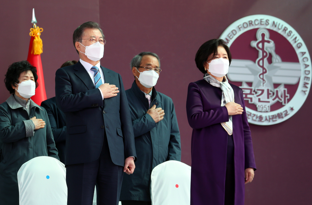 문재인 대통령과 김정숙 여사가 5일 대전광역시 국군간호사관학교에서 열린 제61기 졸업 및 임관식에서 국기에 경례하고 있다. [연합]