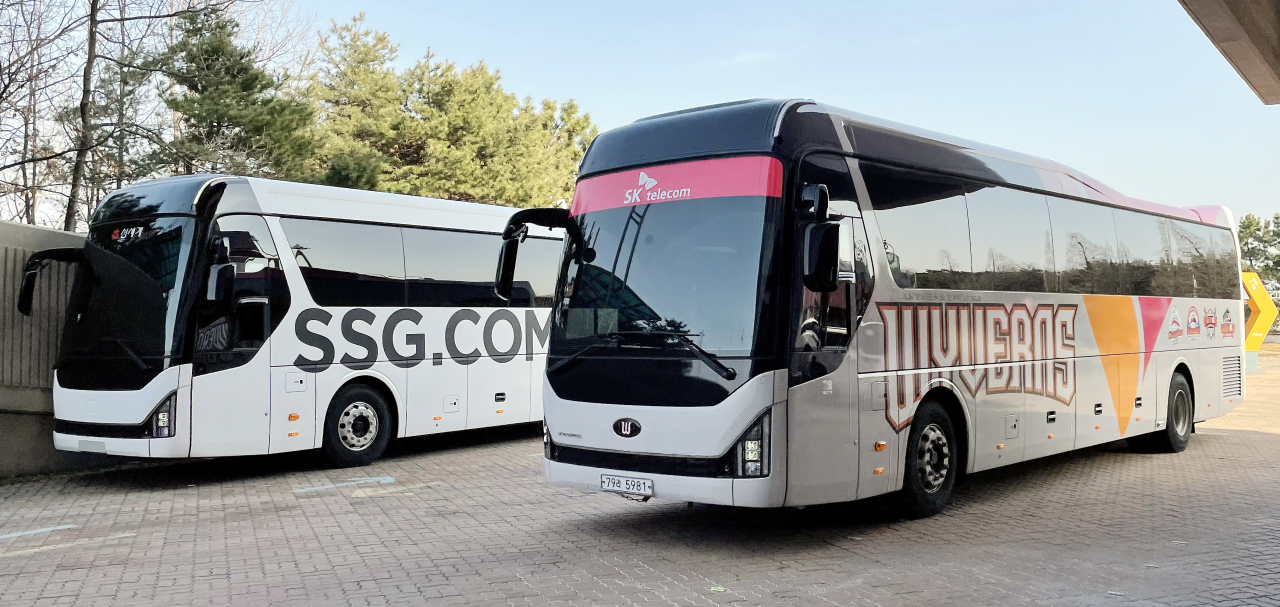 5일 오후 인천시 미추홀구 문학구장에서 SK와이번스 선수단 버스에 신세계 로고를 부착하는 작업이 이뤄지고 있다. SK와이번스는 신세계에 인수되면서 이날 21년 구단 역사에 마침표를 찍었다. [사진제공=연합뉴스]