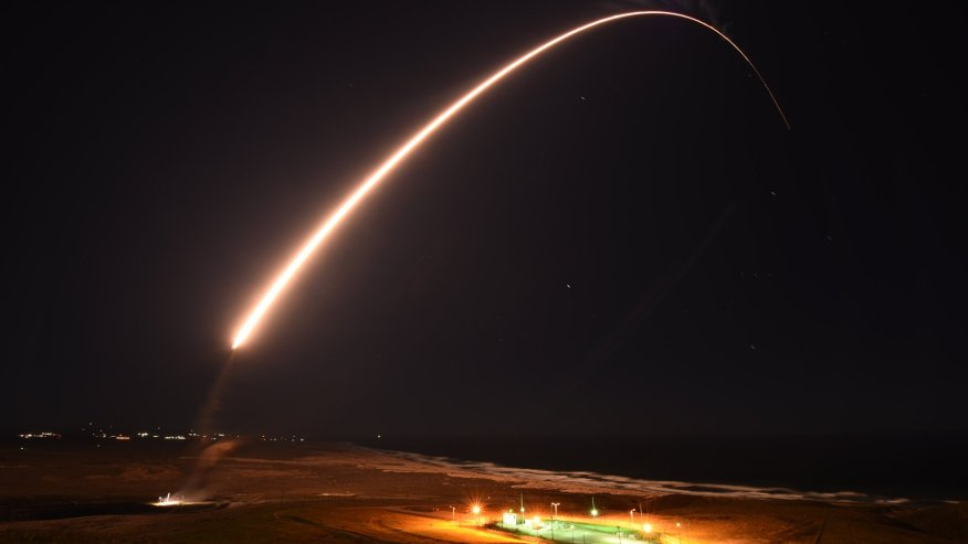 미국 대륙간탄도미사일(ICBM) 미니트맨 3가 지난달 23일(현지시간) 캘리포니아주 반덴버그 공군기지에서 탄두가 장착되지 않은 채 발사되고 있다. [미 공군]