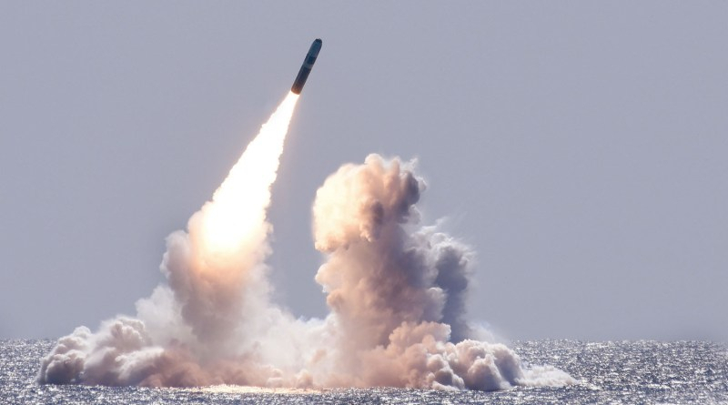 미 오하이오급 전략핵잠수함이 잠수함발사탄도미사일(SLBM)을 발사하고 있는 모습. [미 해군]
