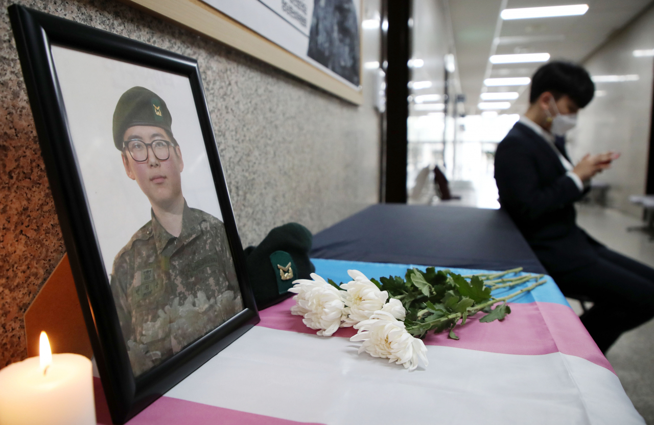 성전환 수술을 한 뒤 강제전역한 변희수 전 육군 하사가 지난 3일 자택에서 숨진 채 발견됐다. 지난 4일 국회 정의당 대표실 앞에 변 전 하사를 추모하는 공간이 마련돼 있다. [연합]