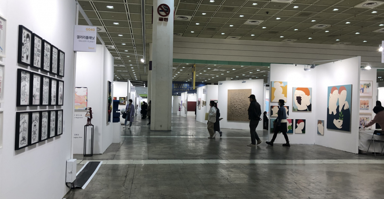 국내에서 가장 오래된 아트페어인 '화랑미술제'가 3일부터 7일까지 서울 코엑스 C홀에서 열린다. 코로나19로 미술계 행사가 줄줄이 취소된 가운데 오랜만에 열린 행사이기 때문인지 갤러리는 물론 관객들도 한껏 들뜬 분위기다. 최근 미술품경매시장에서 작가 개인 작품가 경매기록을 경신해 이목을 집중시켰던 고(故)김창열 화백의 '물방울'이 복수의 화랑에서 출품됐다. [사진=헤럴드DB]