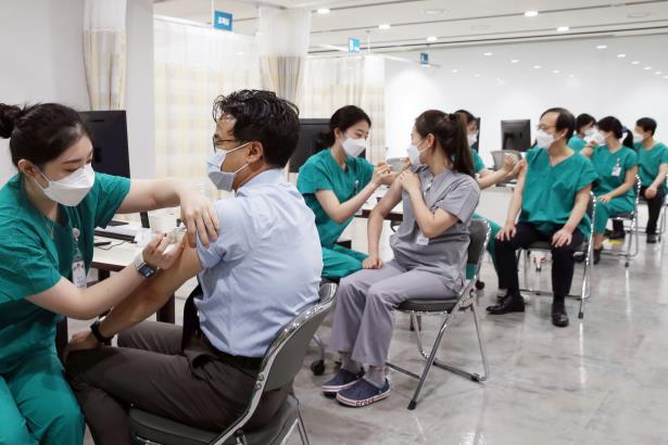 서울아산병원이 지난 5일 오전 의사, 간호사를 비롯해 보건의료 업무를 수행하는 직원들에 신종 코로나바이러스 감염증(코로나19) 백신 예방접종을 시작했다고 밝혔다. [연합]