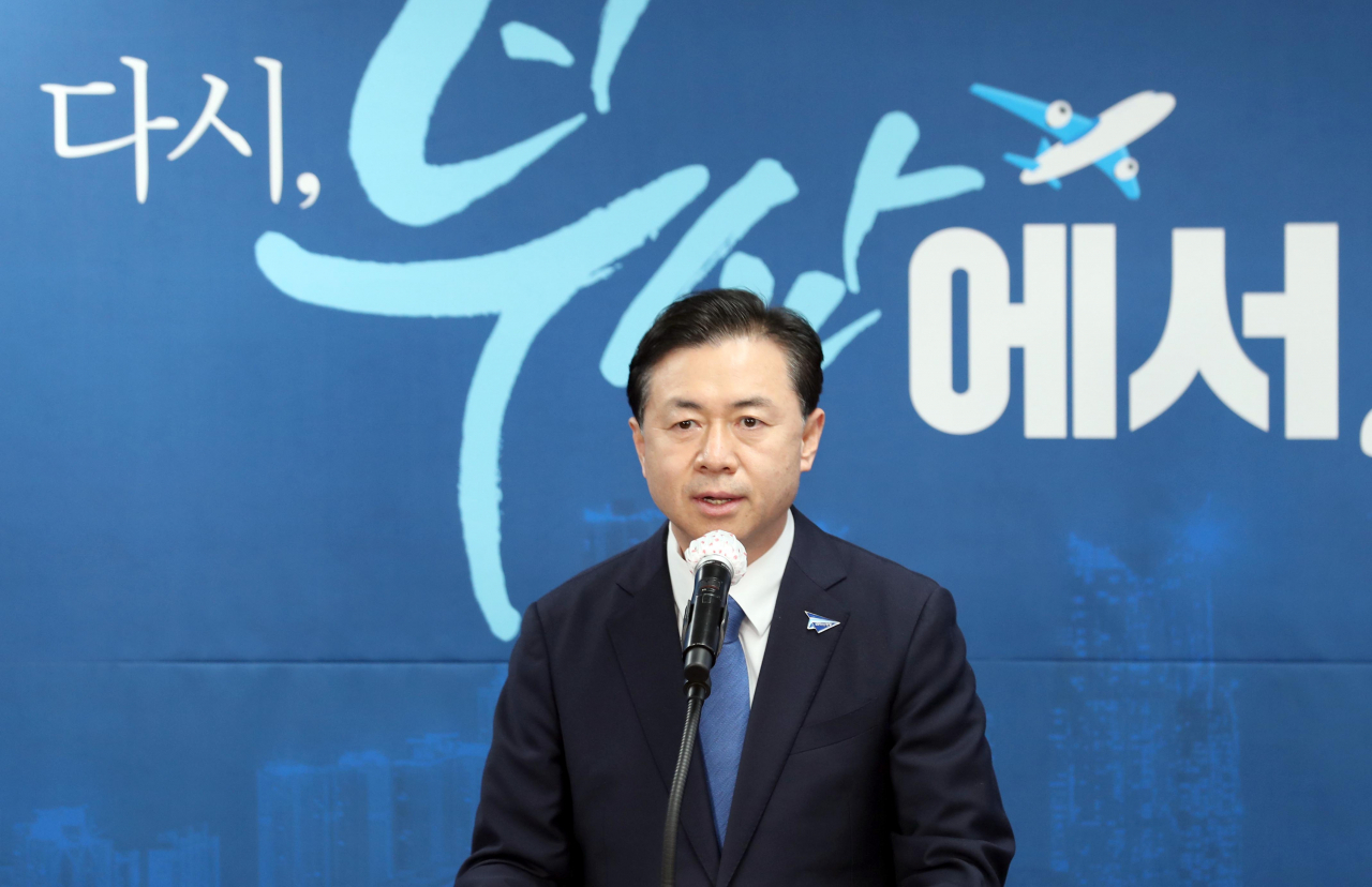 6일 오후 부산 연제구에 있는 더불어민주당 부산시당에서 열린 부산시장 경선후보자 경선 결과 발표대회에서 부산시장 후보로 선출된 김영춘 후보가 수락 연설을 하고 있다. 연합뉴스