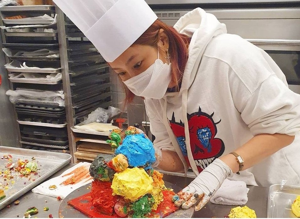 솔비가 자신의 인스타그램에 올린 해당 카페의 케이크. 솔비는 곰팡이 케이크 논란이 불거지자 자신의 인스타그램에 사과와 유감을 표했다. [솔비 인스타그램 갈무리]