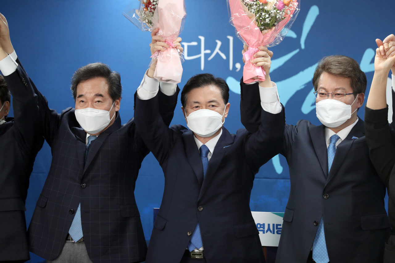 6일 오후 부산 연제구에 있는 더불어민주당 부산시당에서 열린 부산시장 경선후보자 경선 결과 발표대회에서 이낙연 대표(왼쪽부터)와 부산시장 후보로 선출된 김영춘 후보, 변성완 후보가 손을 들어 인사하고 있다. [연합]