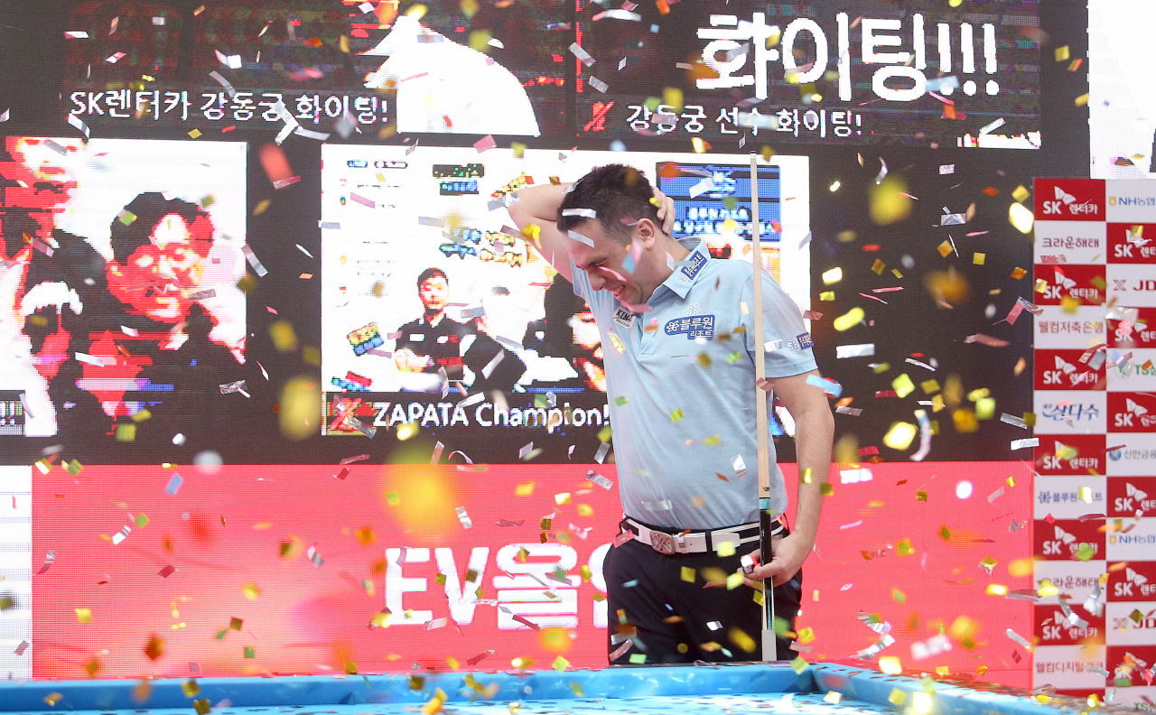 우승을 확정지은 다비드 사파타가 흩날리는 꽃가루 속에서 기쁨을 만끽하고 있따. [PBA 제공]