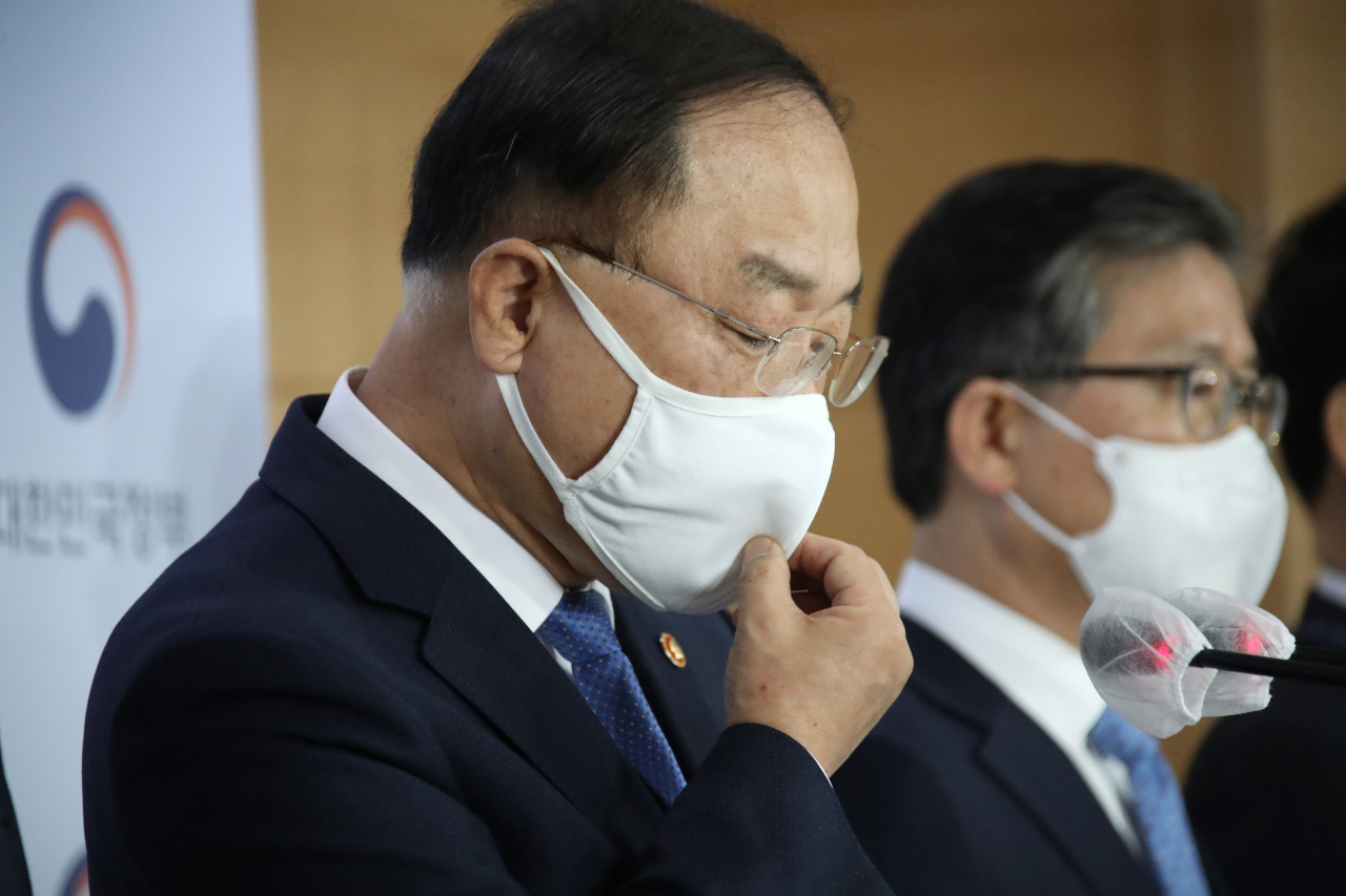홍남기 경제부총리 겸 기획재정부 장관이 7일 오전 정부서울청사에서 열린 부동산관계장관회의를 마치고 '부동산 관련 국민께 드리는 말씀'을 발표하고 있다. [연합]