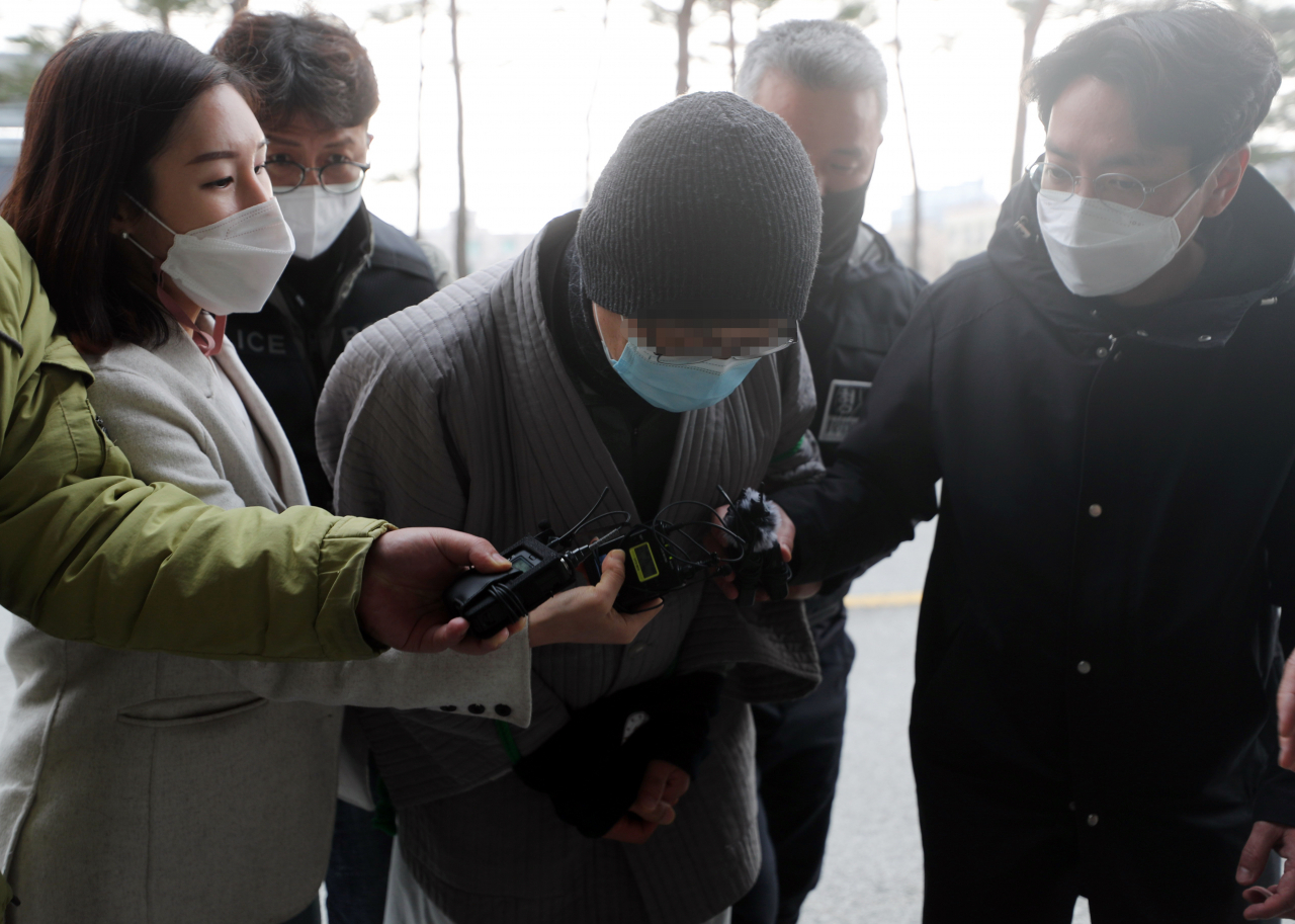 7일 오후 내장사 대웅전에 불을 지른 50대 승려가 전북 전주지법 정읍지원에서 열린 구속 전 피의자 심문(영장실질심사)을 받기 위해 법원으로 향하던 중 취재진 질문을 받고 있다. [연합]