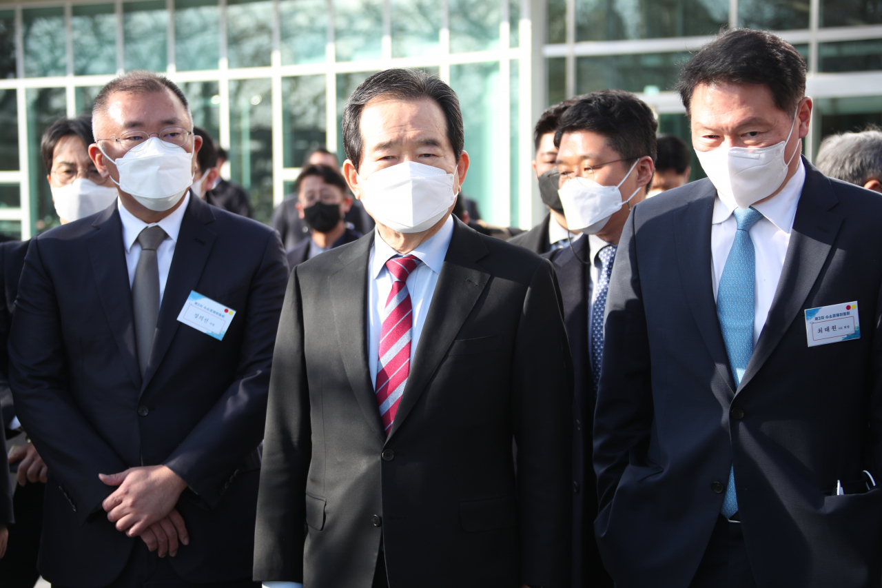 정세균 국무총리가 2일 SK인천석유화학 액화수소사업 예정지를 방문해 정의선 현대차그룹 회장(왼쪽), 최태원 SK그룹 회장(오른쪽)과 액화수소플랜트 추진 현황을 보고 받고 있다. [연합]