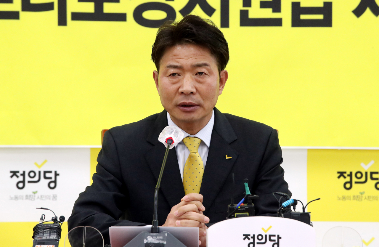 정의당 여영국 전 의원이 5일 오전 국회에서 기자회견을 열고 당대표 출마 선언을 하고 있다. [연합]
