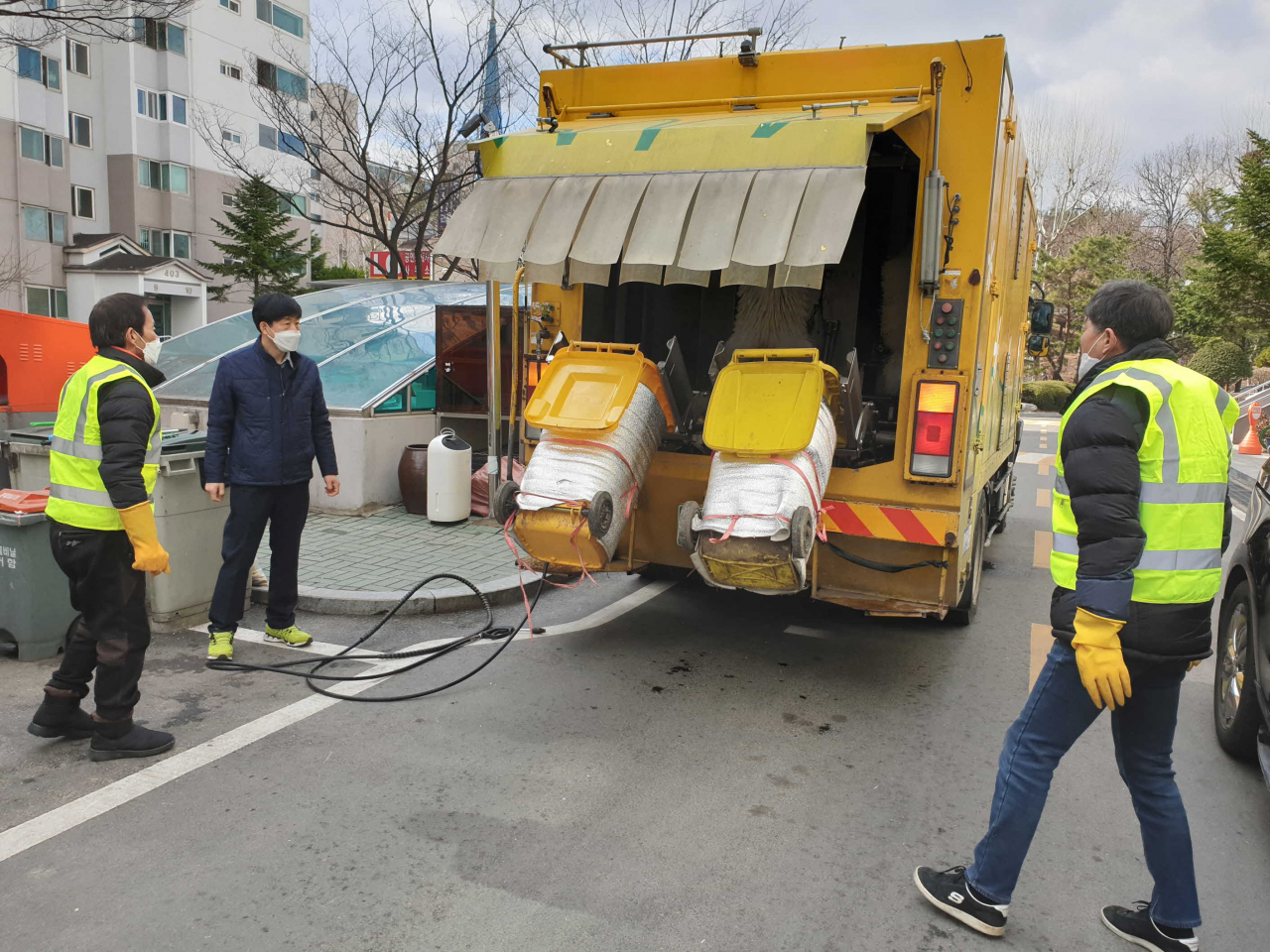 음식물 수거용기 세척.