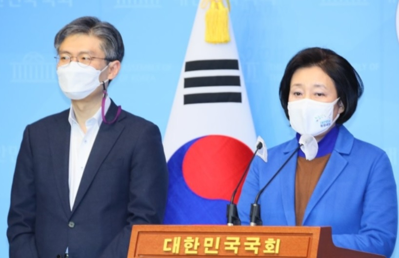 더불어민주당과 시대전환 경선에서 서울시장 단일후보 로 선출된 민주당 박영선 후보가 7일 국회 소통관에서 소감을 말하고 있다. 왼쪽은 조정훈 후보. [연합]