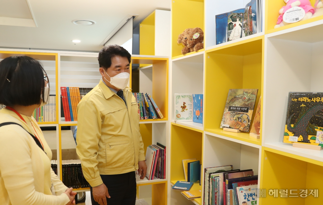 지난 5일 박준희 구청장이 관악1호점 우리동네키움센터를 찾아 시설을 둘러보고 있다. [관악구 제공]