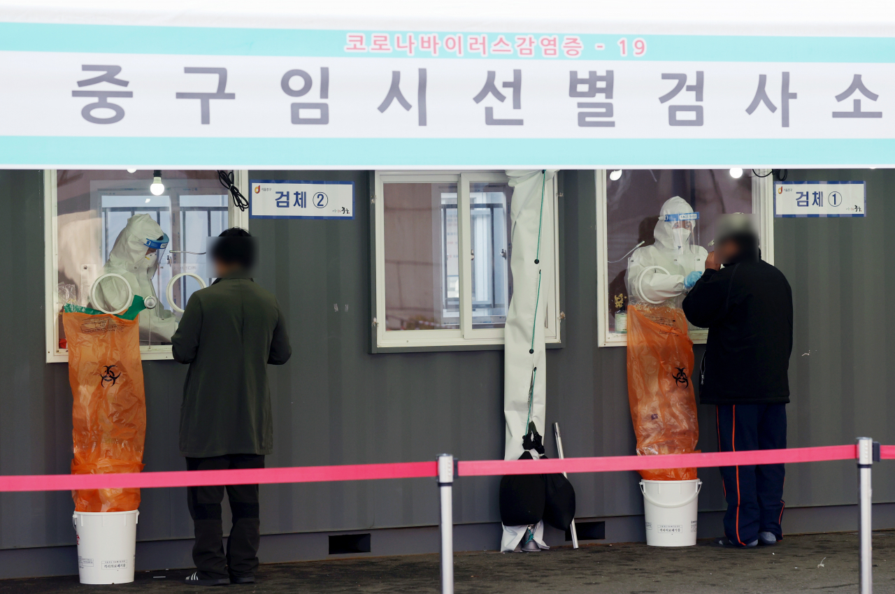 7일 서울역 광장에 마련된 중구 임시 선별검사소에서 시민들이 신종 코로나바이러스 감염증(코로나19) 검사를 받고 있다. [연합]