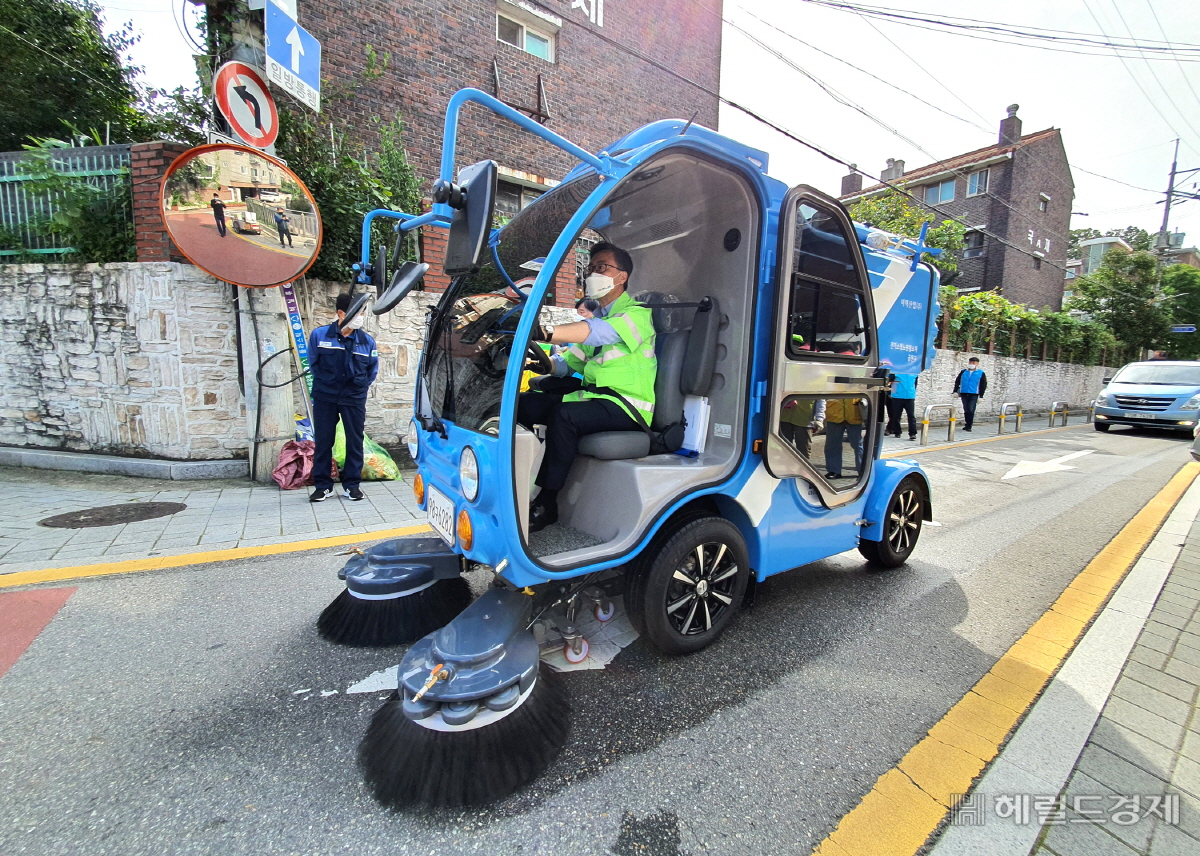 지난해 9월 추석맞이 특별대청소 서울클린데이에 유성훈 금천구청장이 친환경 전기 노면청소차를 운행하고 있다. [금천구 제공]