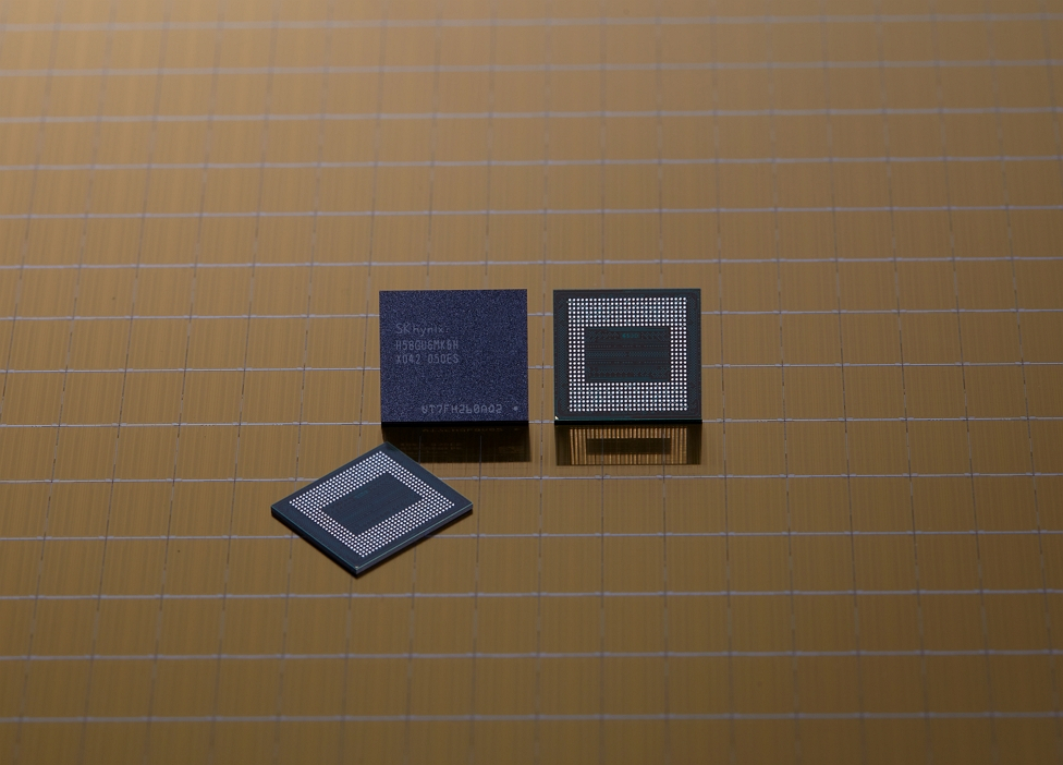 SK하이닉스가 양산을 시작한 18GB LPDDR5 모바일 D램의 모습. [SK하이닉스 제공]