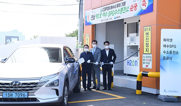 지난해 8월 전남여수산단 내 수소충전소에서 권오봉 시장(사진왼쪽) 등이 개소를 축하하고 있다. [여수시 제공]