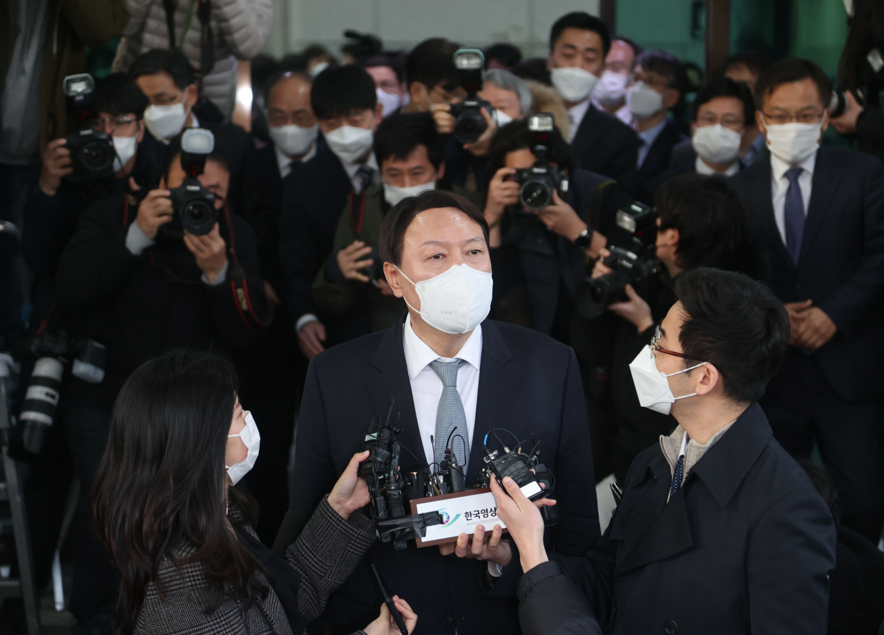 전격적으로 사의를 표명한 윤석열 검찰총장이 4일 오후 서울 서초구 대검찰청 청사를 나서고 있다. 문재인 대통령은 윤 총장의 사의를 한 시간여 만에 수용했다. [연합]
