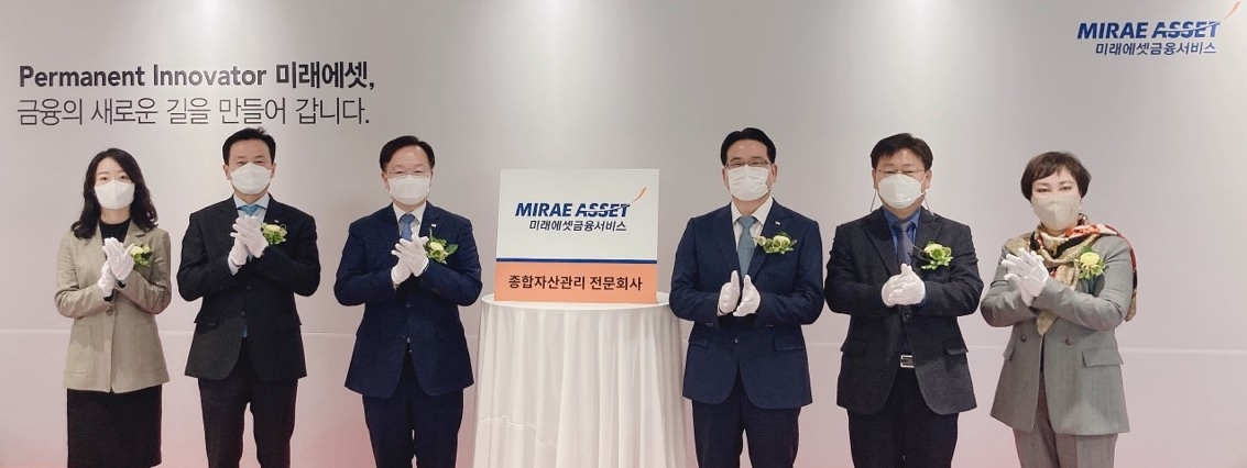 8일 강남GT타워에서 열린 미래에셋금융서비스 현판식에서 기념촬영을 하고 있다. 오른쪽 세번째부터 (왼쪽으로) 미래에셋금융서비스 대표이사 하만덕 부회장, 미래에셋생명 대표이사 변재상 사장, 영업총괄대표 김평규 전무. [미래에셋생명 제공]