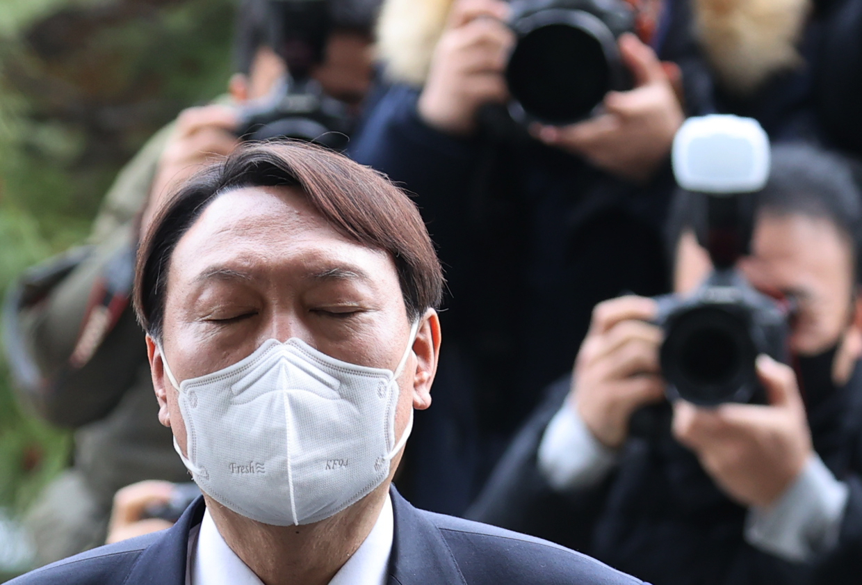 윤석열 검찰총장이 4일 서울 서초구 대검찰청에 출근해 자신의 거취 관련 입장을 밝히던 중 눈을 감고 있다. [연합]