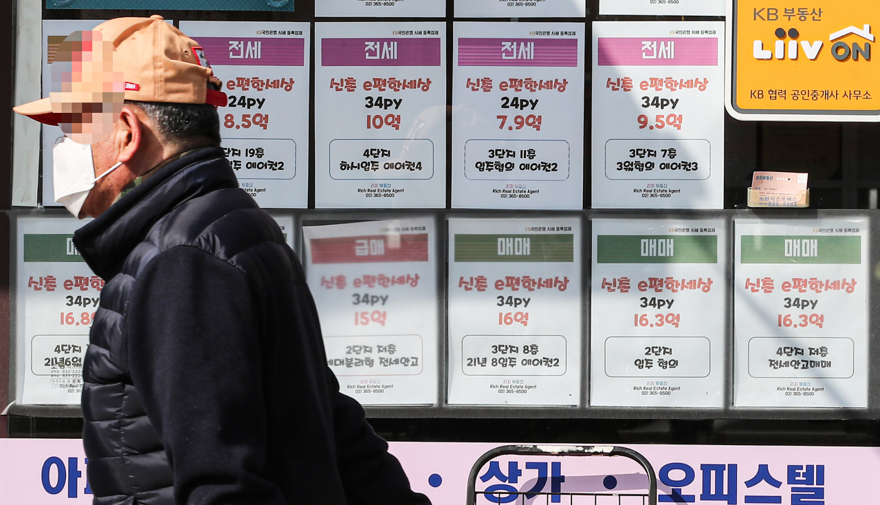 지난 3일 서울 서대문구의 한 부동산 사무실에 인근 아파트들의 매매와 전세, 월세 가격이 게시돼 있다. [연합]