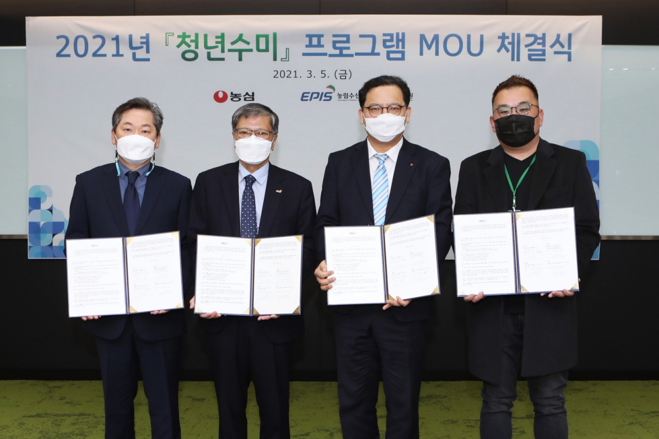 농심-농정원 청년수미 MOU 체결식. 왼쪽부터 금석헌 농업회사법인 해성 대표, 신명식 농정원 원장, 김보규 농심 경영기획실장, 오세곤 농가 대표 [농심 제공]