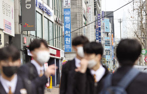 신종 코로나바이러스 감염증(코로나19) 사태로 인한 장기간 재택 수업 끝에 등교가 시작되면서 그동안 조용했던 학원가와 주변 상점도 활기를 찾고 있다. 지난 4일 오후 서울 강남구 대치동 학원가 모습. [연합]