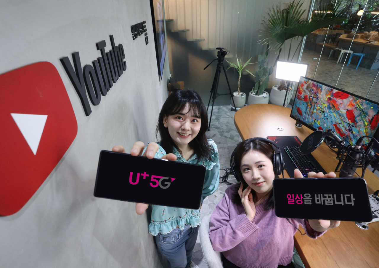 LG유플러스 모델이 서울 강남에 위치한 복합문화공간 ‘일상비일상의틈’ 1층 유튜브 스튜디오에서 ‘유튜브 프리미엄팩’ 출시를 알리고 있다. [LG유플러스 제공]