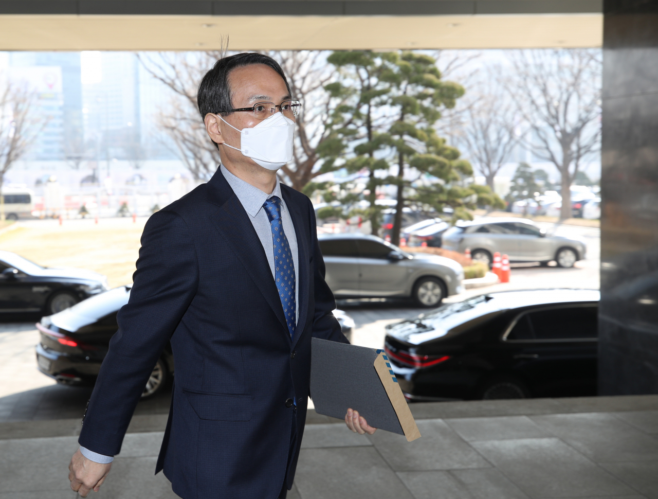 남구준 경찰청 초대 국가수사본부장이 8일 오전 한국토지주택공사(LH) 임직원의 신도시 투기 의혹 사건 수사 관련 보고를 위해 정부서울청사로 들어서고 있다. 남 본부장은 이날 LH 투기 의혹 수사와 관련해 “사명감을 갖고 경찰의 수사역량을 보일 수 있도록 최선의 노력을 다하겠다”고 밝혔다. [연합]