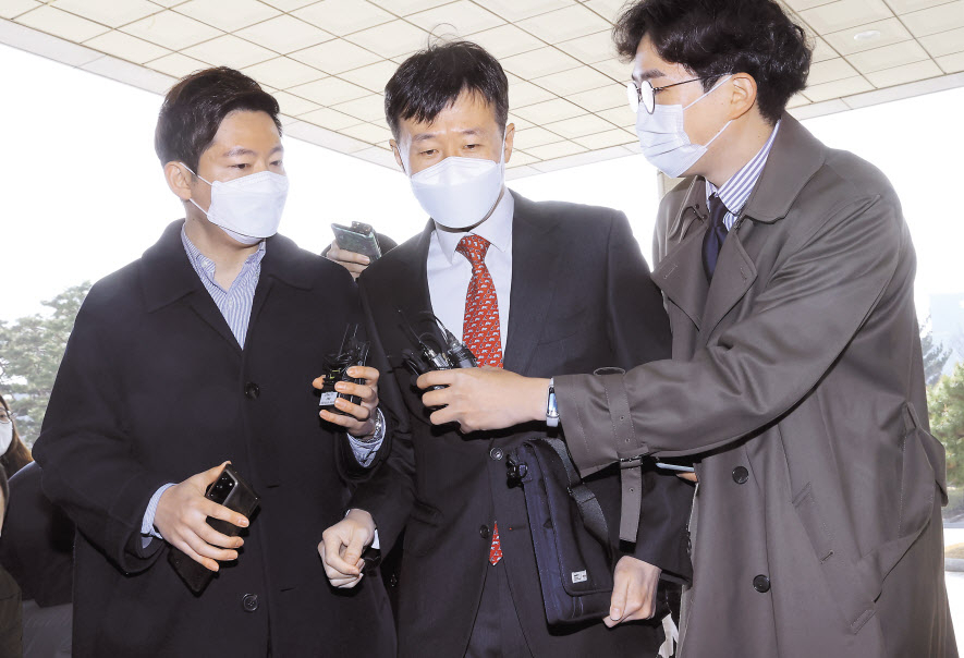 윤석열 전 검찰총장 사퇴 후 조직 안정방안 등을 논의하기 위해 조상철 서울고검장이 8일 오전 서울 서초구 대검찰청에서 열린 전국고검장회의에 참석하 기 위해 입장하고 있다. [연합]