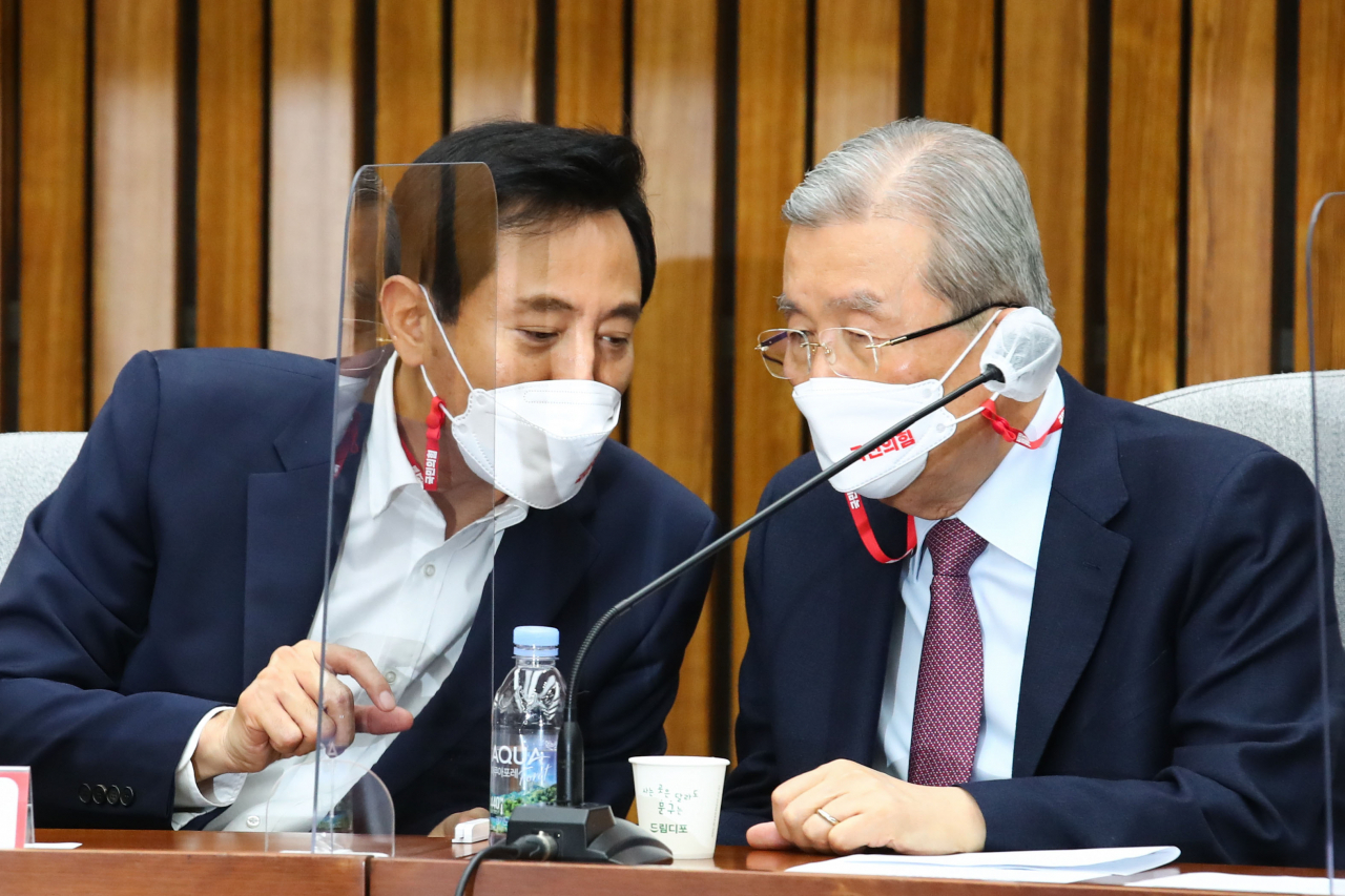 국민의힘 오세훈 서울시장 후보(왼쪽)와 김종인 비상대책위원장이 8일 국회에서 열린 서울·부산시장 후보 및 시·도당위원장 연석회의에서 대화하고 있다. [연합]
