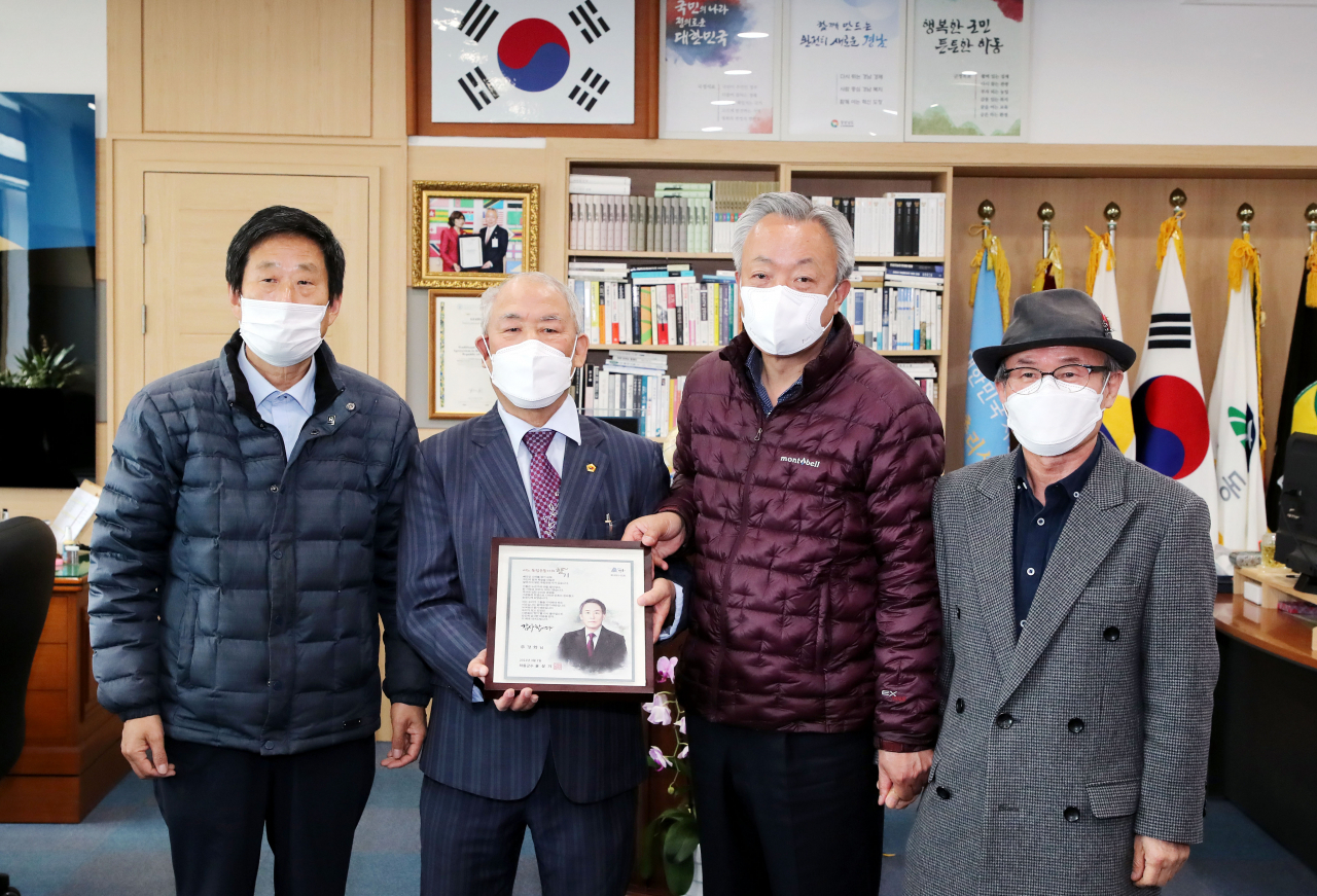 윤상기 하동군수는 8일 보훈문화 확산 유공, 추경화 향토사학자에 감사패를 전달했다. [하동군 제공]