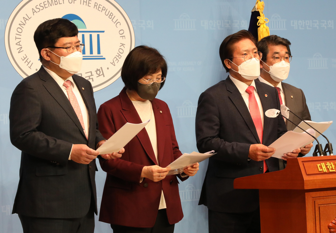 국민의힘 부동산시장정상화특위 의원들이 8일 오전 서울 여의도 국회 소통관에서 LH임직원 부동산 투기 관련 기자회견을 하고 있다. 왼쪽부터 윤창현, 정경희 의원,송석준 위원장, 배준영 의원. [연합]