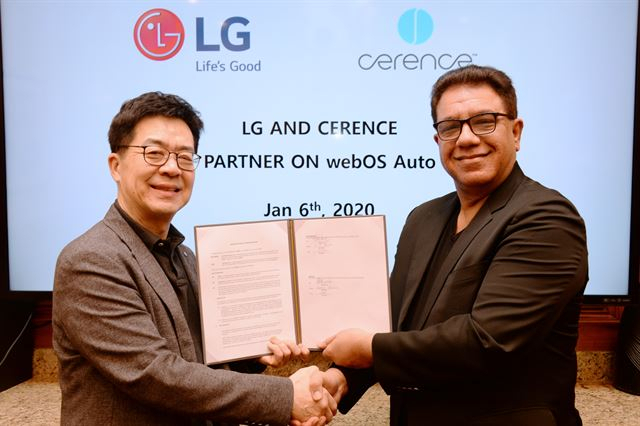 LG박일평(왼쪽) LG전자 CTO와 산자이 다완 세렌스 CEO가 지난해 1월 차량용 음성인식 솔루션 공동개발을 위한 업무협약을 맺은 뒤 악수하고 있는 모습. [LG전자 제공]